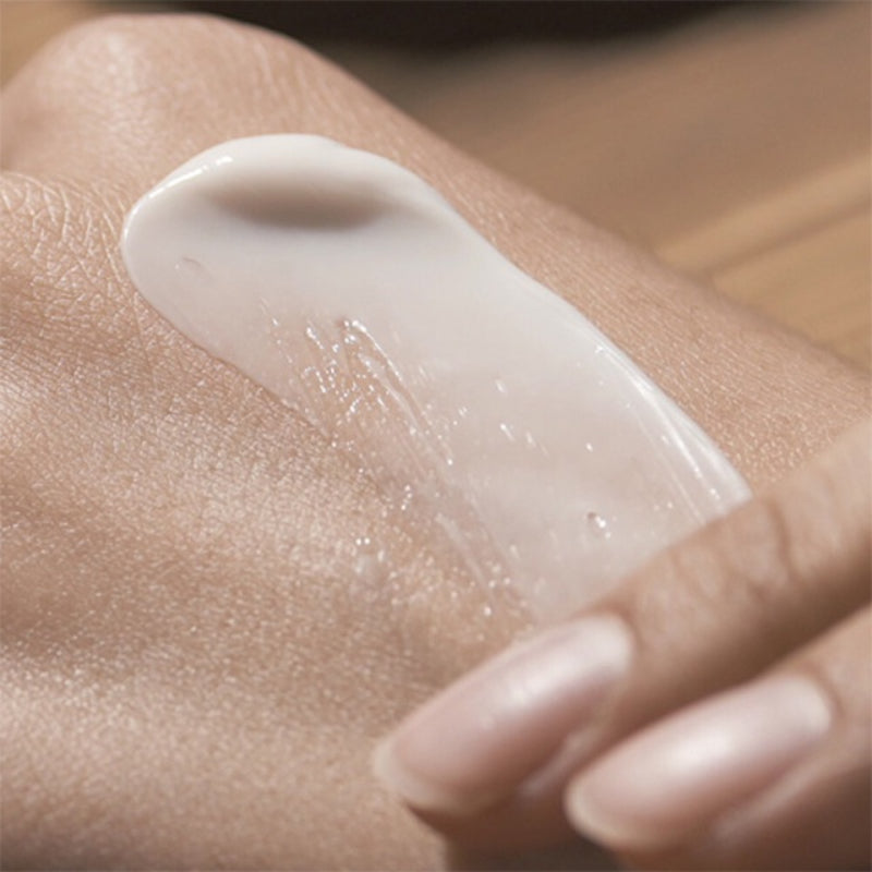 Mit schwarzem Tee angereicherte Sahne